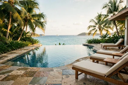 Piscine à débordement d'un hôtel 5 étoiles en Guadeloupe avec vue sur la mer des Caraïbes et végétation tropicale luxuriante