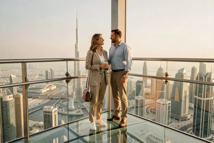 Couple en voyage à Dubaï admirant le skyline depuis un gratte-ciel avec vue sur le Burj Khalifa